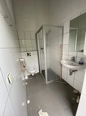 Sanitärreinigung in einem Vereinsheim vor der Reinigung