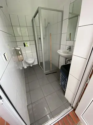 Sanitärreinigung in einem Vereinsheim nach der Reinigung